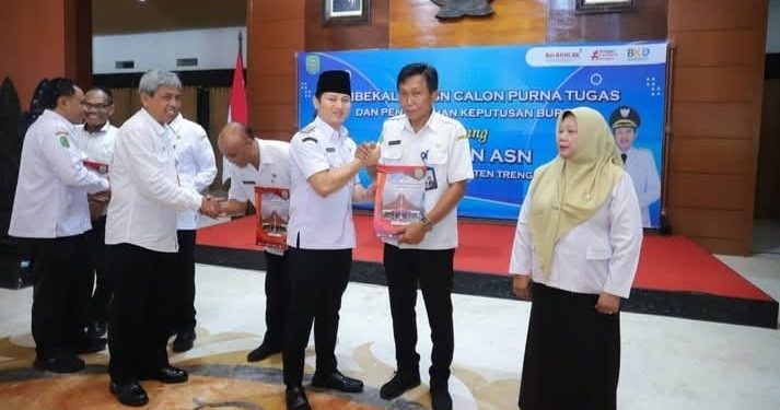 Bupati Trenggalek Serahkan SK Pensiun Untuk 90 PNS di Lingkup Pemkab Trenggalek