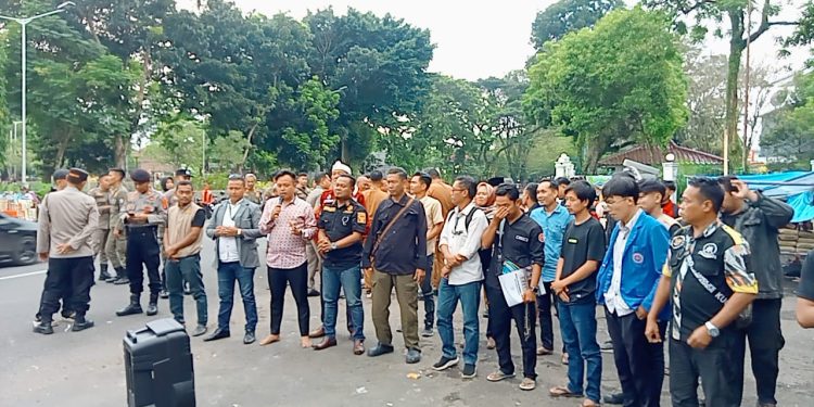 Diduga Cederai Marwah LSM, Sejumlah Pimpinan Lembaga di Lebak ‘Kutuk’ Pernyataan Oknum Pengusaha Pemenang Lelang Pematangan Lahan Huntara
