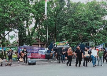 Galang Donasi HUNTARA di Depan Kantor Bupati Lebak, Gerbang Huntara Gandeng musisi Jalanan