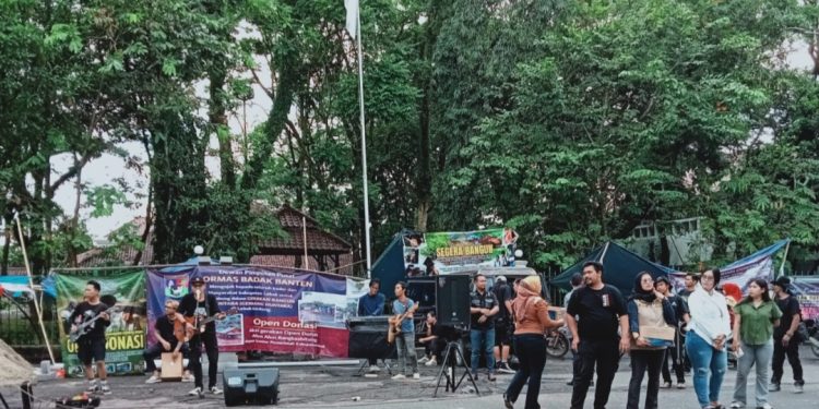 Galang Donasi HUNTARA di Depan Kantor Bupati Lebak, Gerbang Huntara Gandeng musisi Jalanan