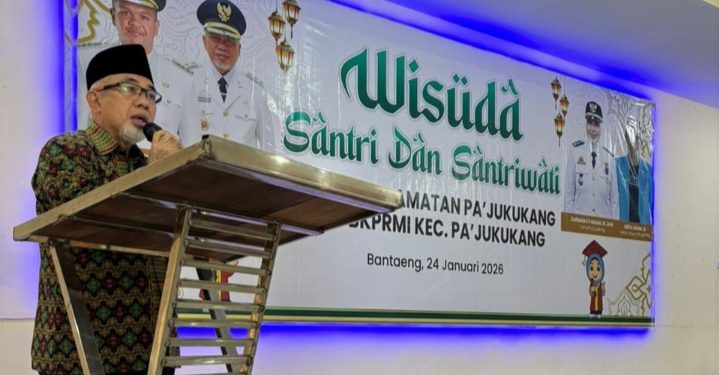 Wabup Bantaeng Serahkan Penghargaan pada Wisuda Santri DPK BKPRMI Pajukukang