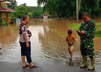 Hujan Deras Guyur Way Kanan, Camat Negeri Agung Tinjau Permukiman Terendam Banjir