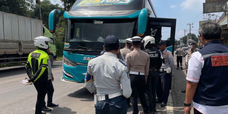Satlantas Polres Karawang Cek Kelayakan Bus Antar Kota di Bypass Jomin
