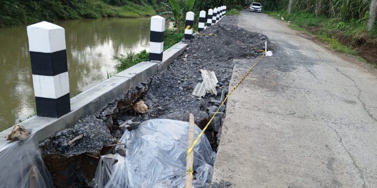 Proyek Plengsengan Dinas Bina Marga Kabupaten Malang di Sidodadi Ambrol, Belum Dua Bulan Selesai