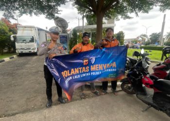 Polantas Menyapa, Satlantas Polres Karawang Sosialisasikan Kamseltibcarlantas kepada Warga