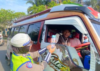 Apresiasi Pengendara Tertib, Sat Lantas Polres Lebak Bagikan Tumbler di Hari Ke-9 Ops Keselamatan Maung 2026