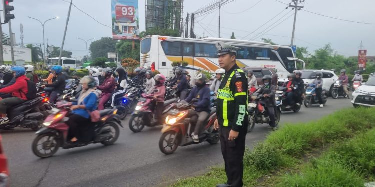 Satlantas Polres Karawang Gelar Pengaturan Arus Lalu Lintas, Tekan Kepadatan Jalan Raya