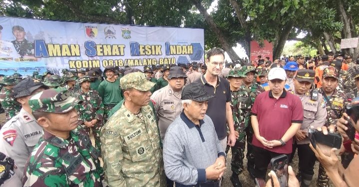 Bupati Malang, Drs. H. M. Sanusi,M.M Hadir Apel Dan Aksi Bersih-Bersih Di Pantai Balekambang Bersama Kodim 0818/Malang-Batu, Stakeholder, Dan Pecinta Lingkungan