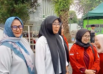 RAMADAN BERBAGI DI DEPAN MASJID AGUNG RANGKASBITUNG: SAHABAT ALIF DAN KSSD TEBAR KEPEDULIAN