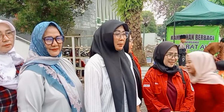 RAMADAN BERBAGI DI DEPAN MASJID AGUNG RANGKASBITUNG: SAHABAT ALIF DAN KSSD TEBAR KEPEDULIAN