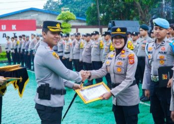 Kapolres Karawang Apresiasi Personel Berdedikasi, 13 Anggota Terima Penghargaan