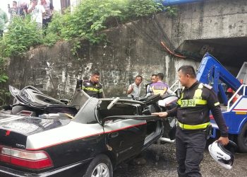 Truk Kontainer Terguling Timpa Minibus di Karawang, Polisi Sampaikan Duka Mendalam