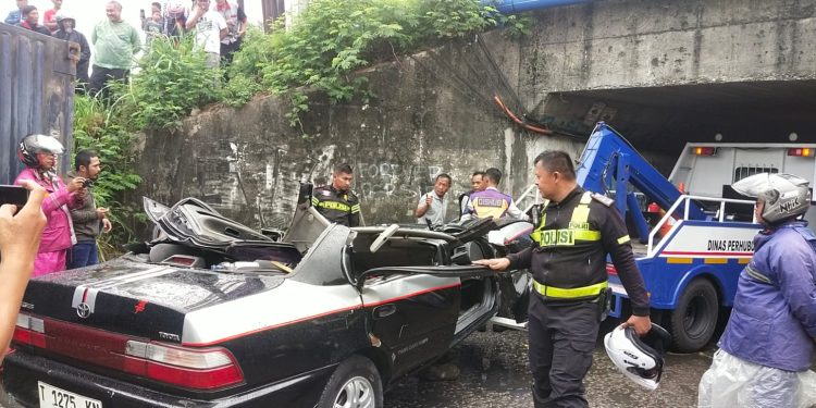 Truk Kontainer Terguling Timpa Minibus di Karawang, Polisi Sampaikan Duka Mendalam