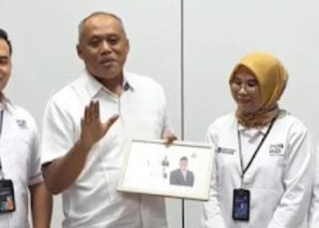Ketua DPRD Cimahi Coba Perangko Prisma Pos Indonesia, Ucapan Lebaran Jadi Lebih Personal