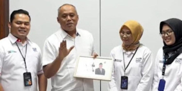 Ketua DPRD Cimahi Coba Perangko Prisma Pos Indonesia, Ucapan Lebaran Jadi Lebih Personal