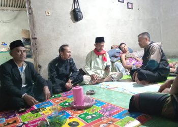 Solidaritas dan Kepedulian Terjaga: PJ Kepala Desa Sukatani dan Ketua BPD Jenguk Ketua RT Korban Kecelakaan