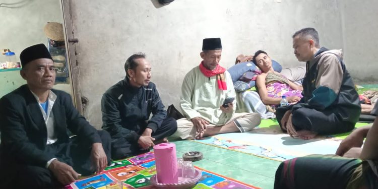 Solidaritas dan Kepedulian Terjaga: PJ Kepala Desa Sukatani dan Ketua BPD Jenguk Ketua RT Korban Kecelakaan