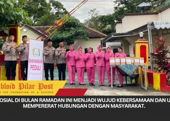 Bhayangkari Ranting Gedangan Tebar Kepedulian, Bagikan Ratusan Takjil kepada Pengguna Jalan