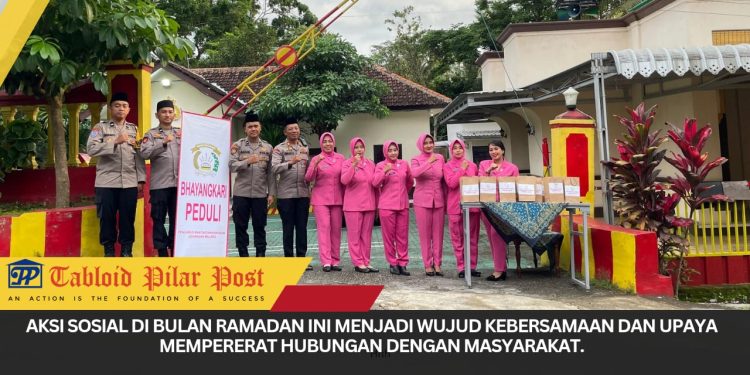 Bhayangkari Ranting Gedangan Tebar Kepedulian, Bagikan Ratusan Takjil kepada Pengguna Jalan