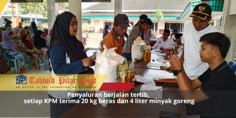 Pemdes Bandungrejo Salurkan Bantuan Pangan, Warga Terima Beras dan Minyak Goreng