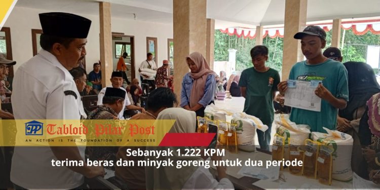 Pemdes Bandungrejo Salurkan Bantuan Pangan, Warga Terima Beras dan Minyak Goreng