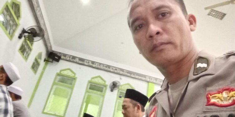Program Terbaik Subling, Anggota Polsek Cimarga Polres Lebak Gelar Sholat Subuh Berjamaah Di Mesjid Nurul Iman Cimarga