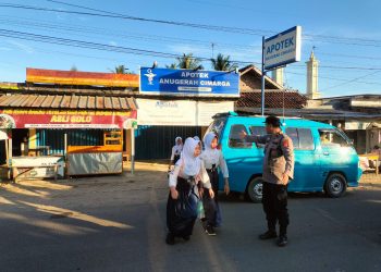 Pelayanan Prima, Anggota Polsek Cimarga Polres Lebak Menyebrangkan Siswa-Siswi MTSN 4 LEBAK
