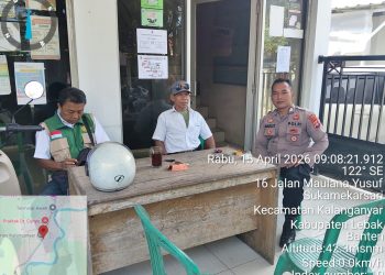 Bhabinkamtibmas Polsek Rangkasbitung Polres Lebak Temui Hansip Kantor Desa Aweh