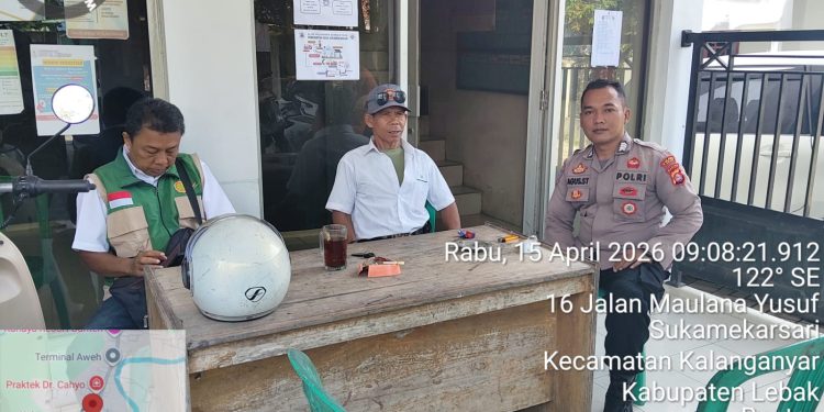 Bhabinkamtibmas Polsek Rangkasbitung Polres Lebak Temui Hansip Kantor Desa Aweh