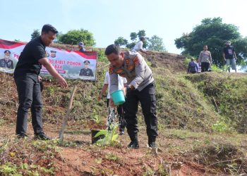Kapolres Lebak Bersama Warga Laksanakan Penanaman Seribu Pohon di Curugbitung
