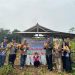 Bhabinkamtibmas polsek Cileles Polres Lebak Polda Banten Bersama Kepala desa dan Petani Desa Cileles Melaksanakan Panen Jagung Hibrida