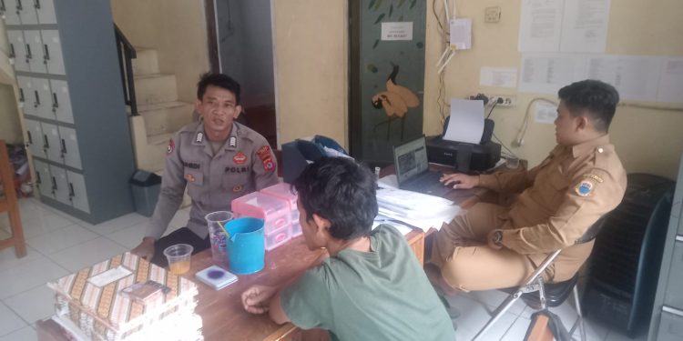 Bhabinkamtibmas Polsek Cikulur Polres Lebak Laksanakan Giat Sambang di wilayah Desa Binaan Desa Cigoong Selatan