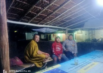 Kapolsek Cipanas dan Anggota Cek Pos Kamling di Kp.Hamberang Ds.Luhurjaya Kec. Cipanas Kab.Lebak
