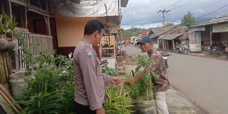 BHABINKAMTIBMAS POLSEK MUNCANG SAMBANG WARGA DESA BINAAN SAMPAIKAN PESAN KAMTIBMAS