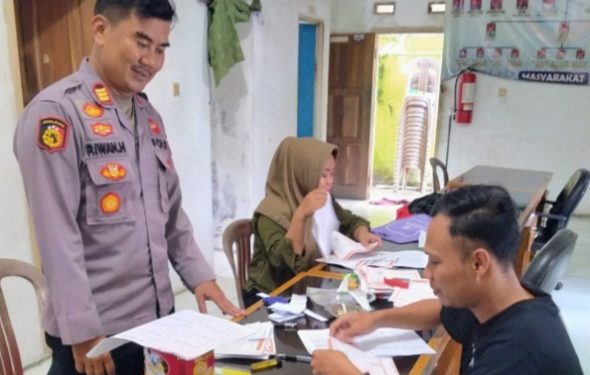 Kapolsek Cimarga Polres Lebak Silaturahmi Warganya di Kantor Desa Sarageni Cimarga