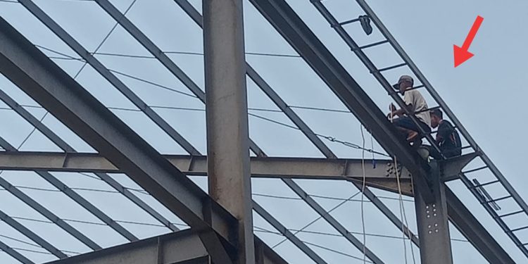 Pekerja Proyek Gedung MBG di Cibadak Diduga Abaikan Standar Keselamatan Kerja.