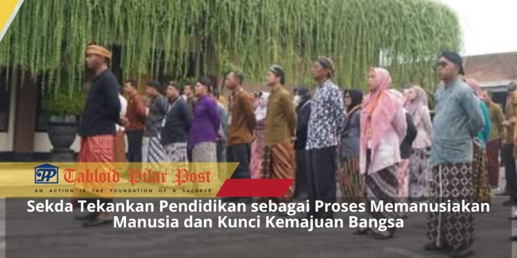 ASN Trenggalek Peringati Hardiknas 2026 dengan Upacara dan Pakaian Adat