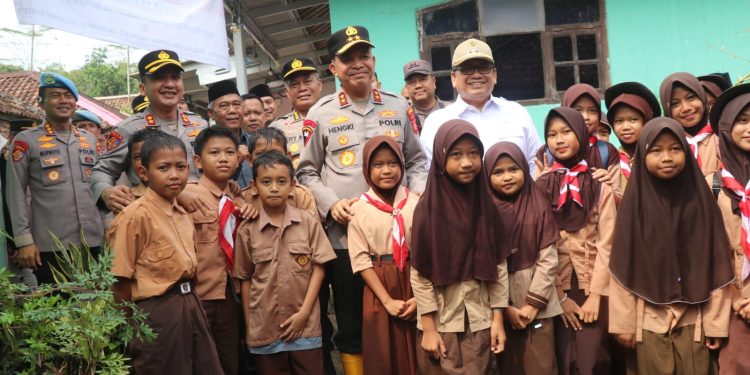 Kapolda Banten Bersama Kapolres Lebak Tanam 1.000 Pohon dan Resmikan Jembatan Merah Putih Presisi