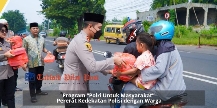 Wujud Kepedulian Polri, Kapolres Karawang AKBP Fiki N. Ardiansyah Gelar Jumat Berkah untuk Warga dan Driver Online