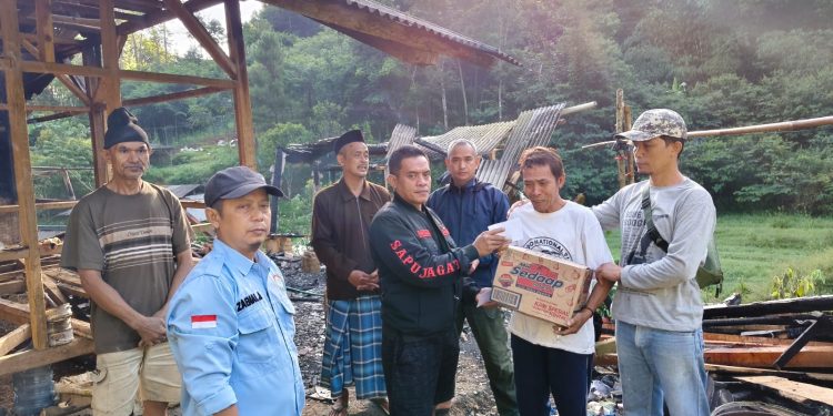 DALAM HITUNGAN MENIT, DUA RUMAH RATA DENGAN TANAH