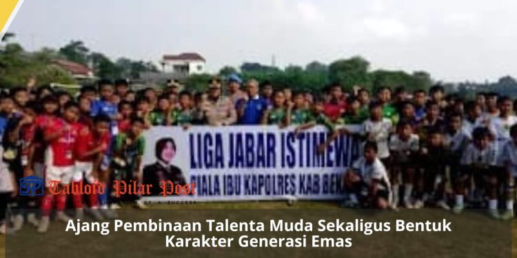 Warga Karawang Antusias Hadiri Kirab Mahkota Binokasih