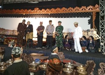 Selamatan Adat 1 Suro ke-120 di Pantai Balekambang Berlangsung Khidmat, Kapolsek Bantur Baru Hadiri Pagelaran Wayang Kulit