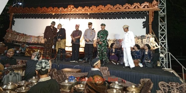 Selamatan Adat 1 Suro ke-120 di Pantai Balekambang Berlangsung Khidmat, Kapolsek Bantur Baru Hadiri Pagelaran Wayang Kulit