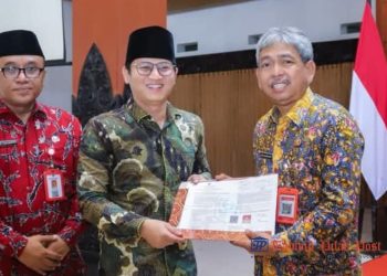 Bupati Trenggalek Serahkan SK Pensiun Sekda Edy Soepriyanto, Apresiasi Pengabdian Lebih dari 40 Tahun