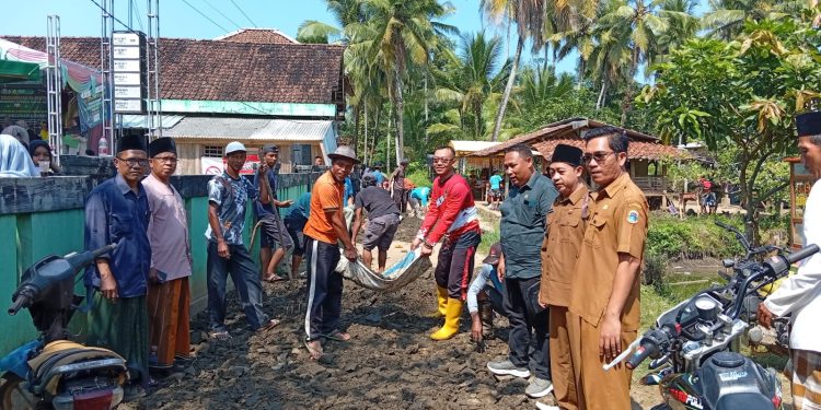 Semangat Gotong Royong Bersama Wakil Ketua Komisi II DPRD Banten Musa Weliansyah, Warga Desa Sukatani Bangun Jalan Demi Kemajuan Bersama