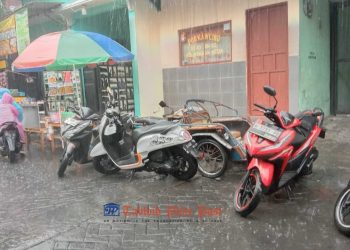 Hujan “Kagetan” Guyur Surabaya Barat, Pedagang Pasar Sikatan Mengeluh Sepi Pembeli