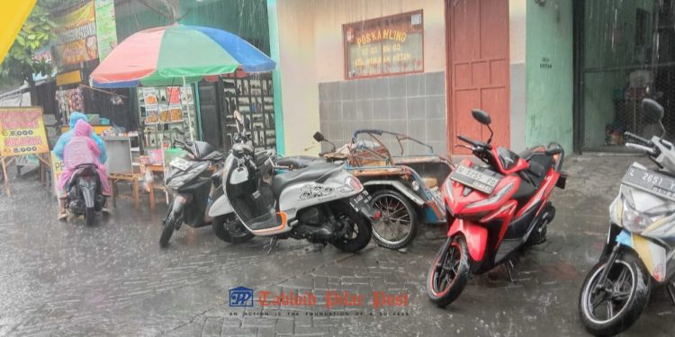 Hujan “Kagetan” Guyur Surabaya Barat, Pedagang Pasar Sikatan Mengeluh Sepi Pembeli