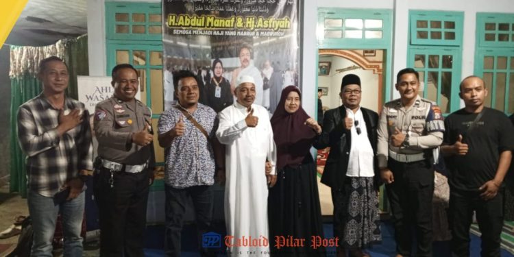 Kepulangan Haji Abdul Manaf dan Istri dari Tanah Suci Disambut Haru, Shalawat dan Kembang Api Iringi Kedatangan
