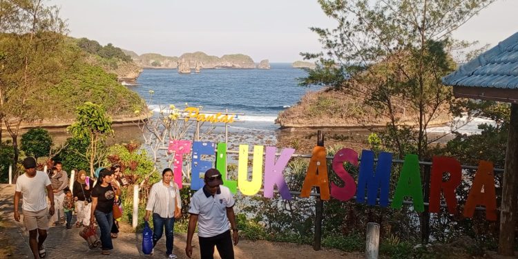Pesona Pantai Teluk Asmara, “Raja Ampat”-nya Malang yang Bikin Wisatawan Ketagihan Berkunjung