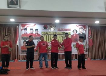 Buka Musancab PDI Perjuangan Meranti, H. Zukri Ajak Kader Ikhlas Berjuang dan Bagikan Bibit Aren Gratis